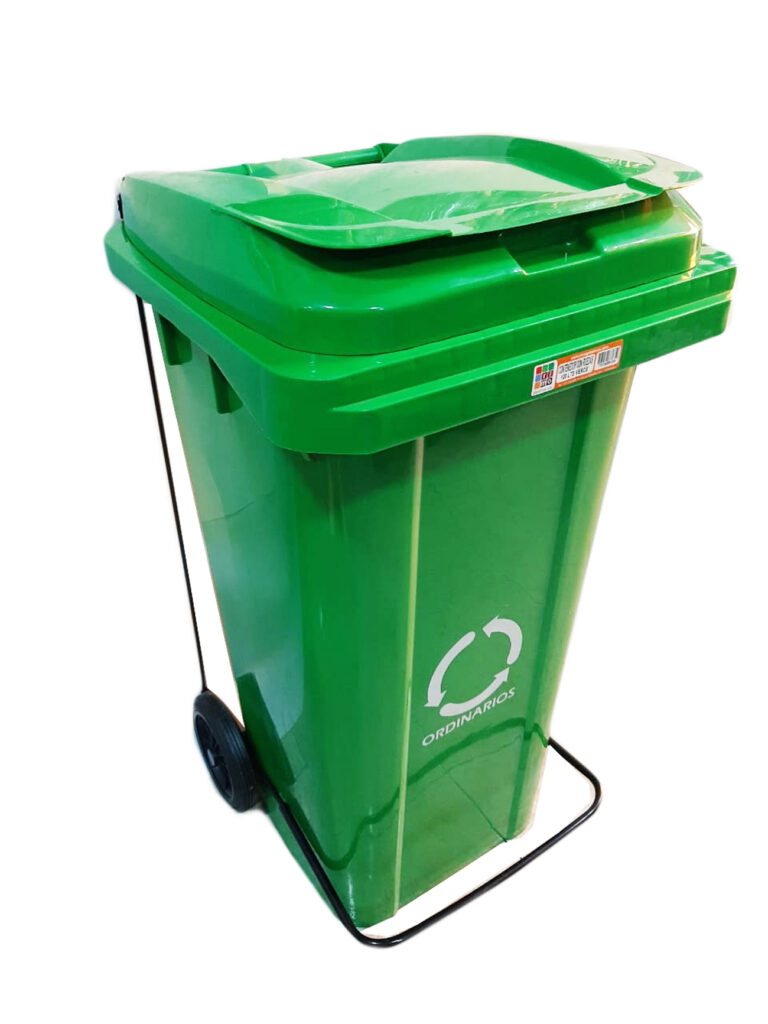 contenedor-de-120-litros-con-pedal-ecoreciclajeuniversal-6-768x1024 Contenedores plásticos industriales con tapa y ruedas